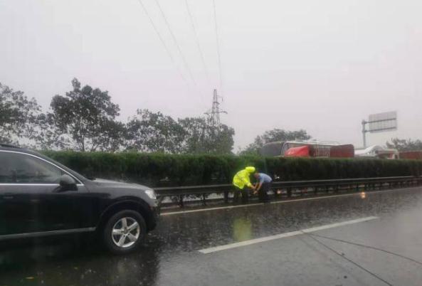 工作人員到現(xiàn)場進(jìn)行維修