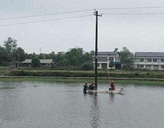維修人員冒雨進行搶修